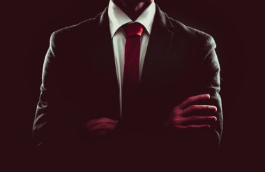 İş adamı karanlık giyen takım elbiseli