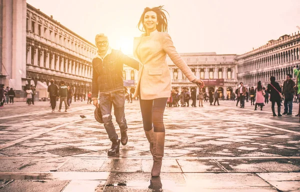 Pareja feliz en vacaciones románticas en Venezia — Foto de Stock