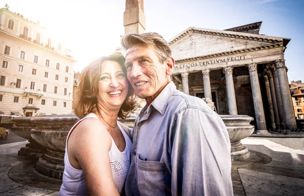 Idősebb pár nyaralás Rómában — Stock Fotó