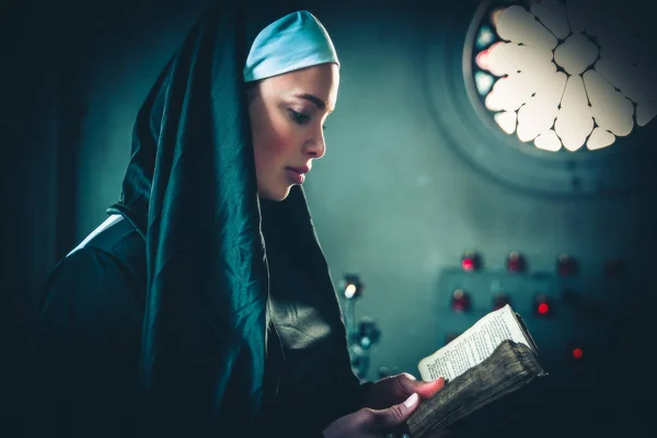 Nunna ber i ett kloster — Stockfoto
