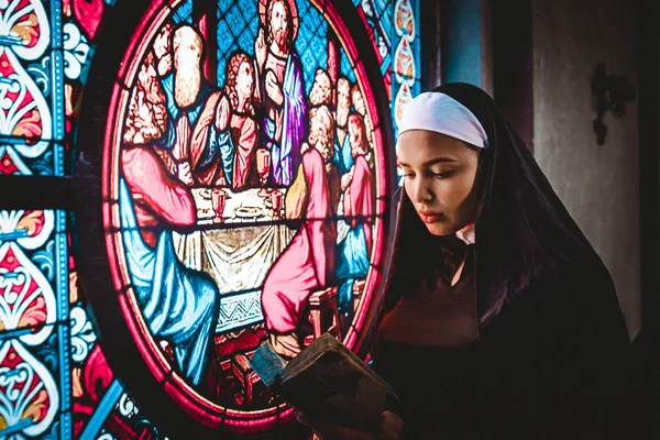 Monja rezando en un monasterio —  Fotos de Stock