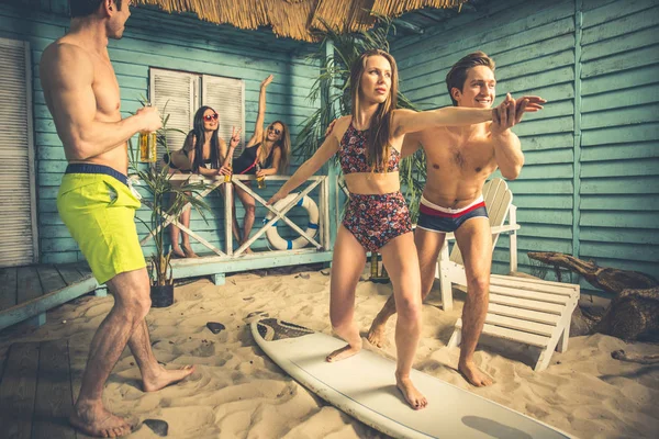 Grupp av fem vänner firar i deras sommarstuga beach — Stockfoto
