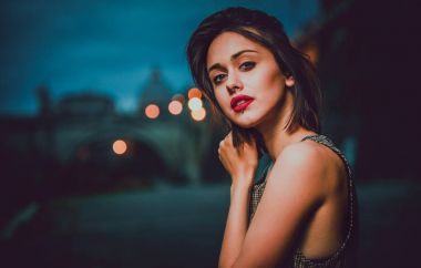 Güzel model Roma'da Vatikan görünümü ile poz