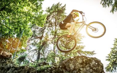 Genç atlet Onun Bisiklet üzerinde hileler yapmak