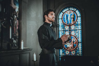 Okuma ve kilisede dua rahip