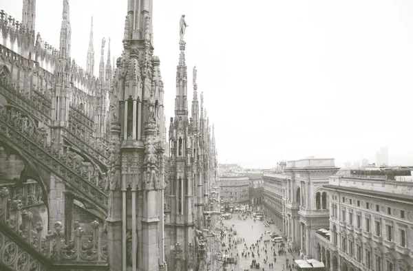 Milan, widok z lotu ptaka duomo z górnej części katedry — Zdjęcie stockowe