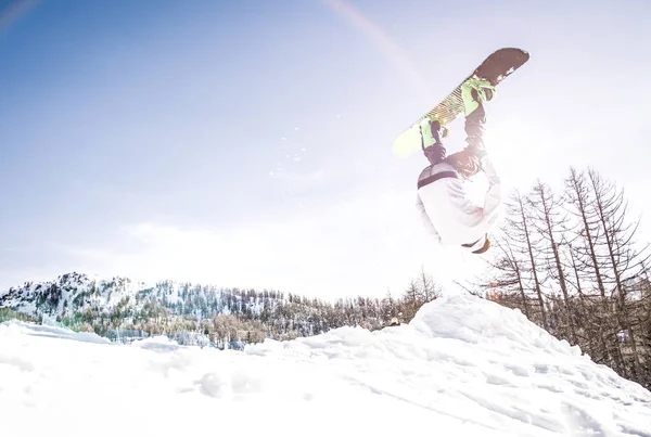 Snoboarder fazendo truques na neve — Fotografia de Stock