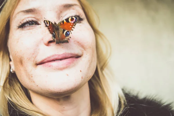 Retrato de mujer con mariposa en la nariz —  Fotos de Stock