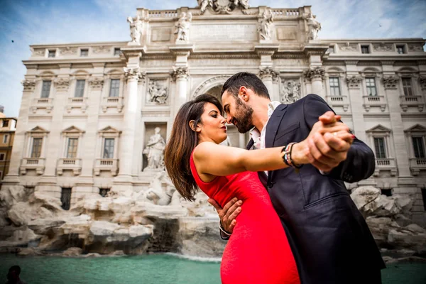 Coppia che trascorre del tempo romantico alla fontana di Trevi — Foto Stock