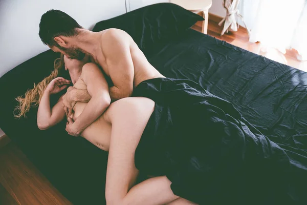 Jong paar romantische momenten in slaapkamer — Stockfoto