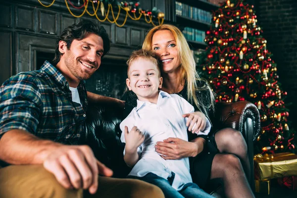 Retrato de casa familiar. Padres e hijo pasando tiempo juntos —  Fotos de Stock