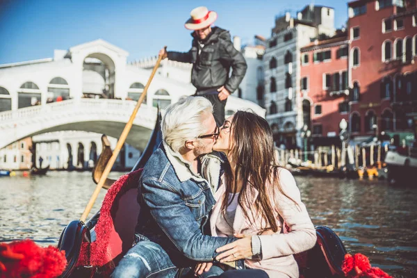 ヴェネツィアでロマンチックな休日の幸せなカップル — ストック写真
