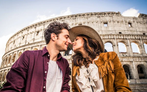 Un cuplu de turiști în vacanță la Roma — Fotografie, imagine de stoc