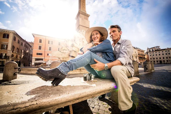 Senior couple of tourist on vacation in Rome — Stock Photo, Image