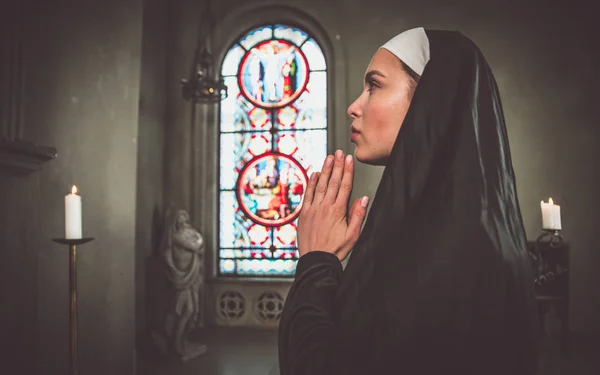 Nunna ber i ett kloster — Stockfoto