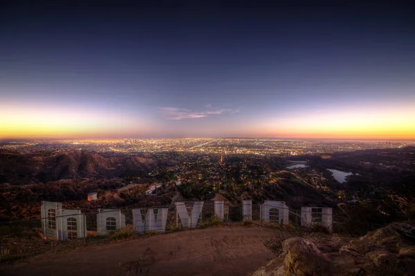 LOS ANGELES, CA, EE.UU. 25 de septiembre de 2016. El cartel de Hollywood. "HOLLYWOOD" está escrito en letras mayúsculas de 45 pies de altura y mide 350 pies de largo. . — Foto de Stock