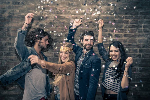 Grup de tineri adulți agățat în jurul valorii de într-un club disco — Fotografie, imagine de stoc