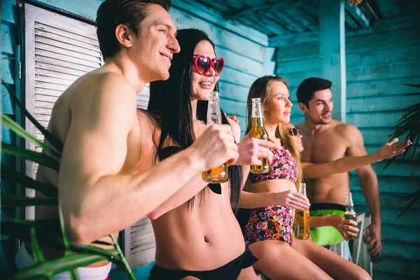 Groep van vijf vrienden vieren in hun zomerhuis strand — Stockfoto