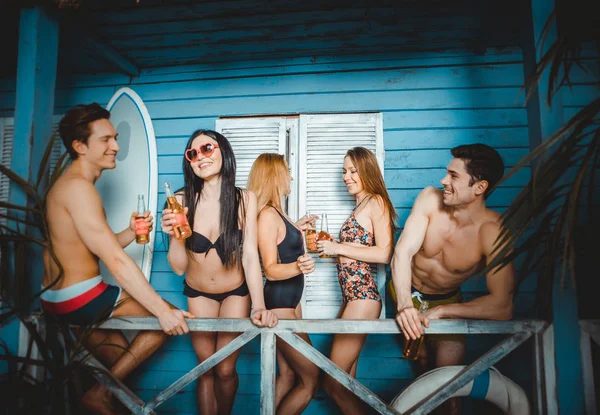 Grupo de cinco amigos comemorando em sua casa de praia de verão — Fotografia de Stock