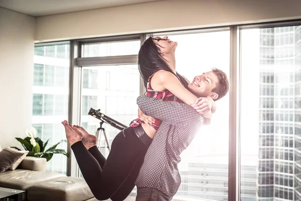 Una pareja feliz acaba de comprar un apartamento nuevo y caro — Foto de Stock
