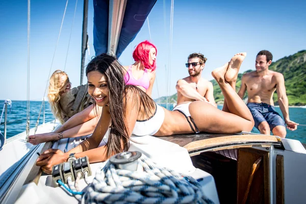 Demonios divirtiéndose en un barco de vela —  Fotos de Stock