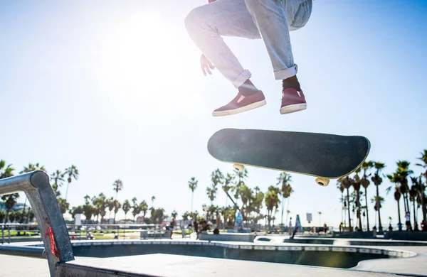 Skateboarder in azione — Foto Stock