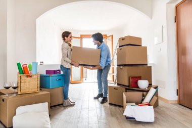 Çift yeni eve taşınıyor.