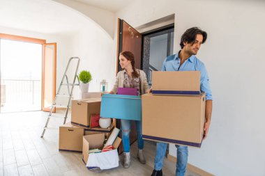 Çift yeni eve taşınıyor.