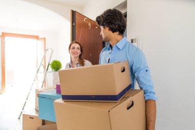 Çift yeni eve taşınıyor.