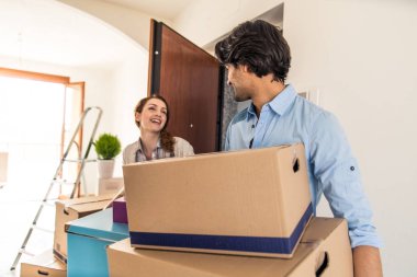 Çift yeni eve taşınıyor.