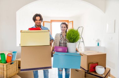 Çift yeni eve taşınıyor.