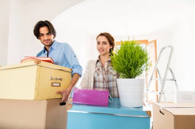 Çift yeni eve taşınıyor.