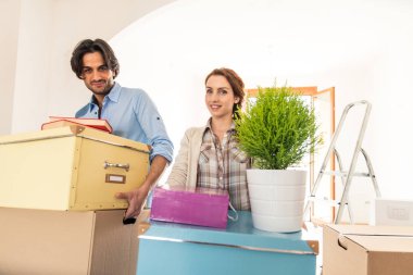 Çift yeni eve taşınıyor.