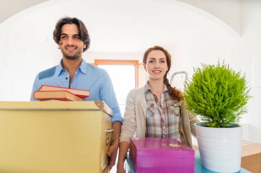 Çift yeni eve taşınıyor.