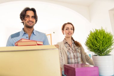 Çift yeni eve taşınıyor.