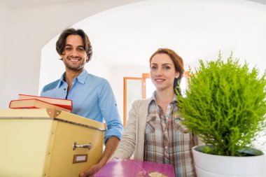 Çift yeni eve taşınıyor.