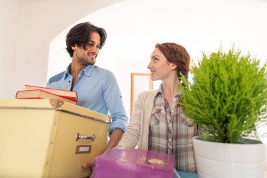 Çift yeni eve taşınıyor.