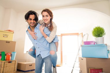 Çift yeni eve taşınıyor.
