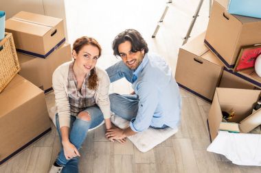 Çift yeni eve taşınıyor.