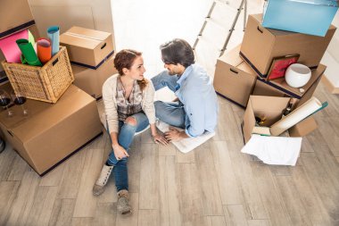 Çift yeni eve taşınıyor.