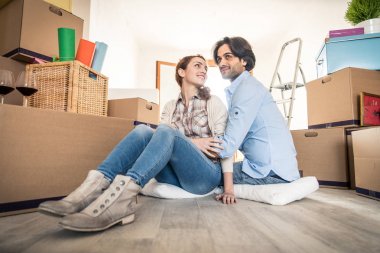 Çift yeni eve taşınıyor.