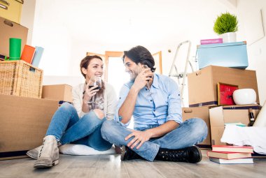 Çift yeni eve taşınıyor.