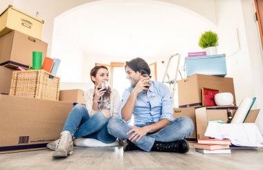 Çift yeni eve taşınıyor.