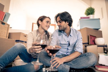 Çift yeni eve taşınıyor.