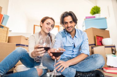 Çift yeni eve taşınıyor.