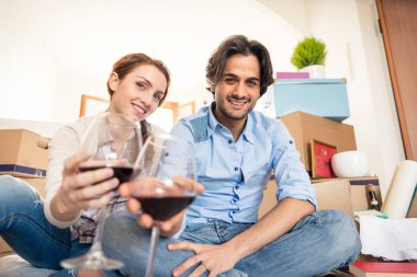 Çift yeni eve taşınıyor.