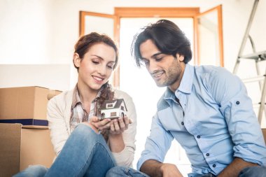 Çift yeni eve taşınıyor.