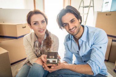 Çift yeni eve taşınıyor.