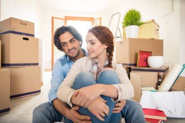 Çift yeni eve taşınıyor.