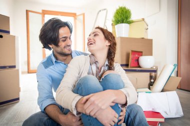 Çift yeni eve taşınıyor.